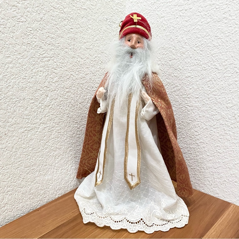 2004 BYER’S Choice Ltd. The Carolers Priest Bishop 13.5” Figure MISSING Staff